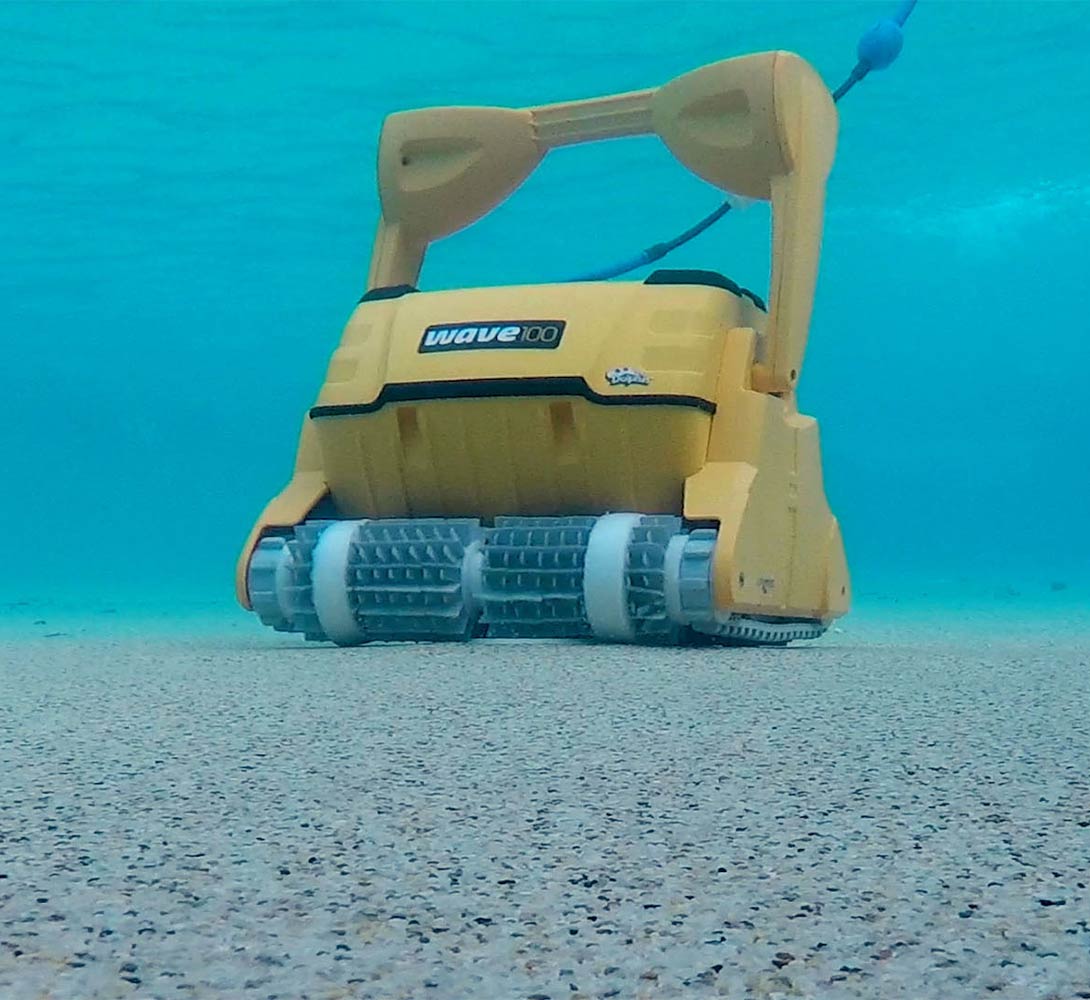 Dolphin Wave 100 cleaning a pool floor