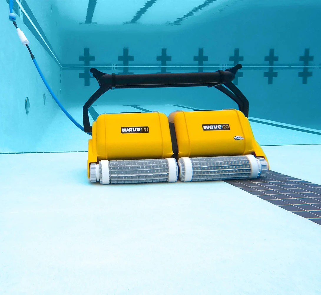 Dolphin Wave 120 navigating a competition pool