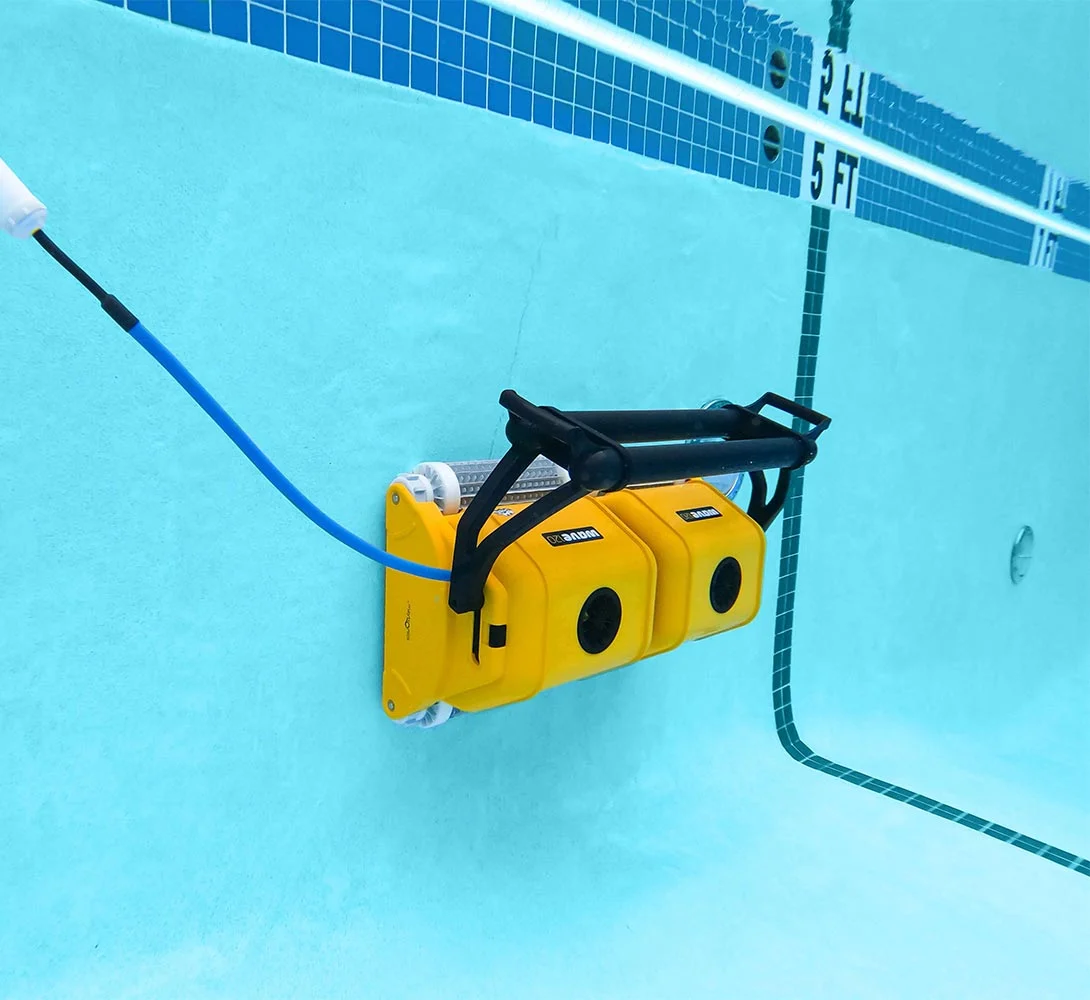 Dolphin Wave 120 climbing a pool wall